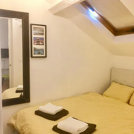 Lumineux Dernier étage Avec Terrasse, Proche