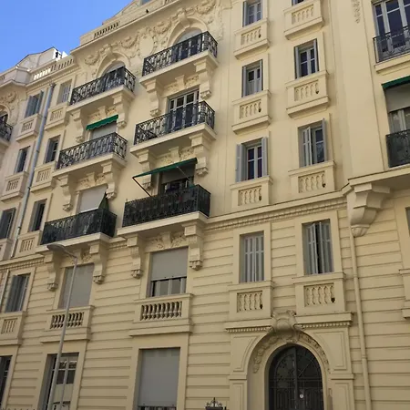 Lumineux Dernier Etage Avec Terrasse, Proche